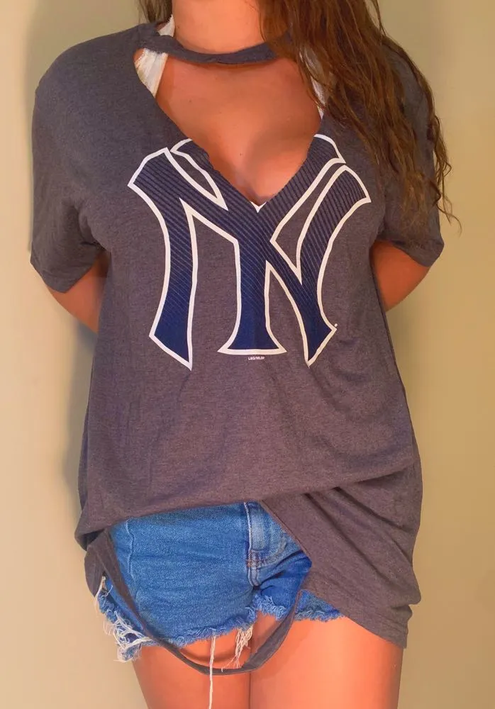 Keyhole Distressed Yankees Tee Size L - Image 4