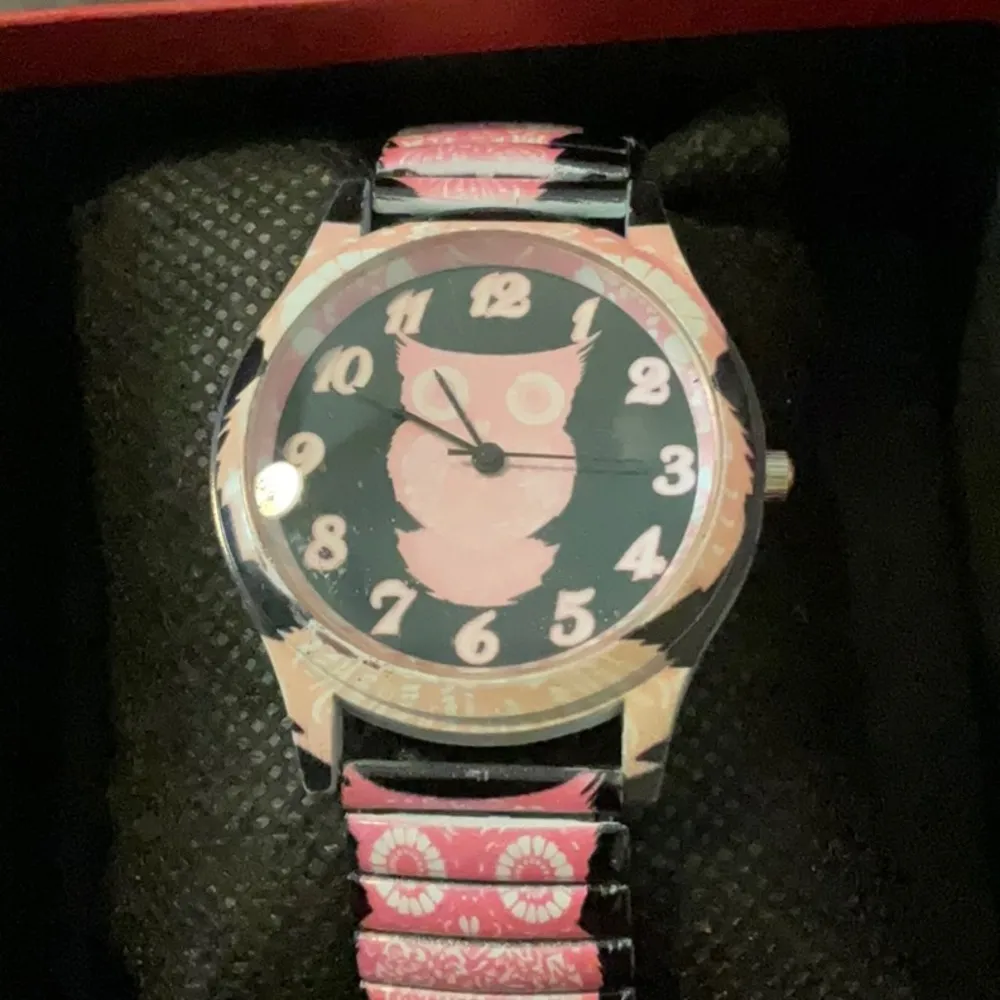 Pink Owl Design Watch with Owl Watchband. Keeps perfect time. EUC - Image 3