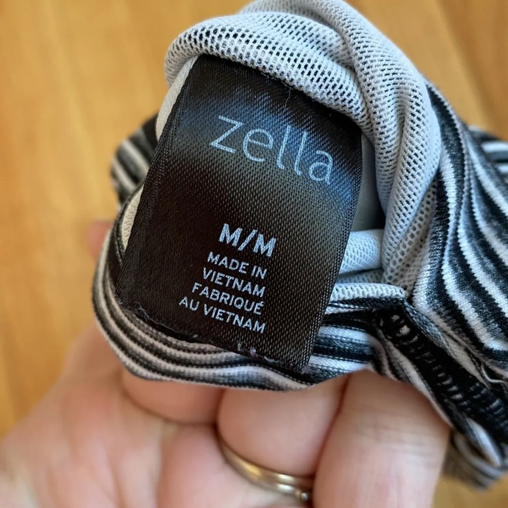 Zella crop leggings‎ in black gray white parallel stripes flattering size medium - Image 4