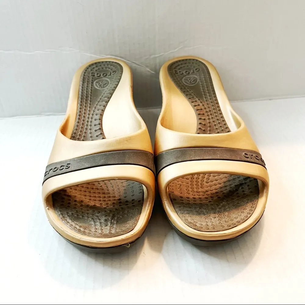 Crocs Slides Sassari Women’s Wedge Heel Sandal in Chocolate & Gold Sz 10 EUC - Image 4