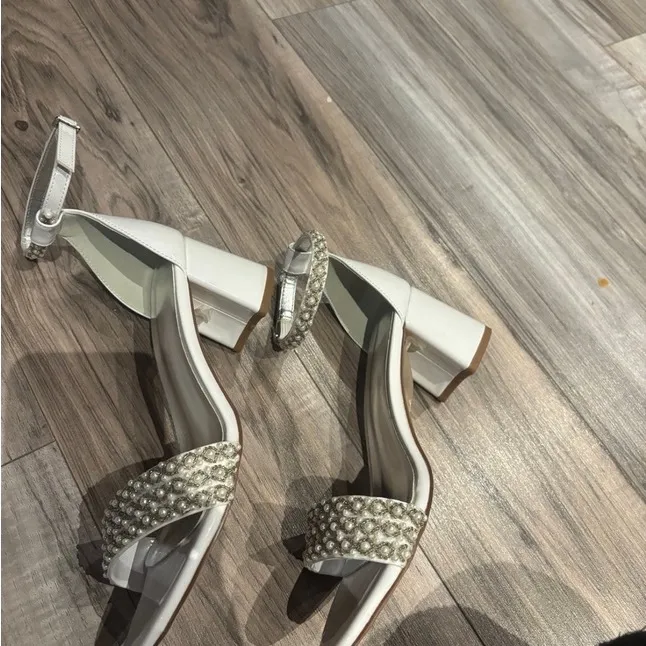 Elegant White Heeled Sandals Size 7.5 - Image 2