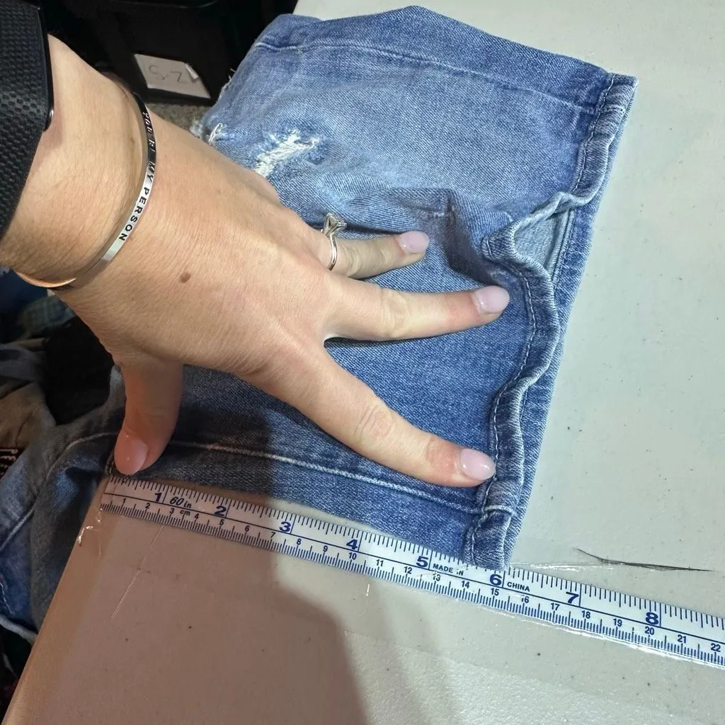 Pilcro Hyphen Distressed Denim Cutoff Shorts Women's Size 27 Light Wash Midi‎ - Image 11