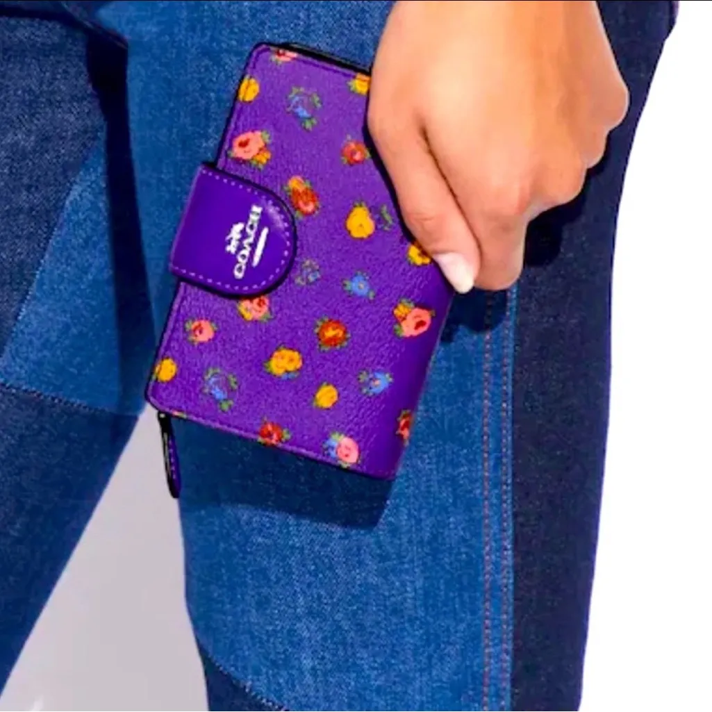 COACH MEDIUM CORNER ZIP WALLET WITH MINI VINTAGE ROSE - Image 6