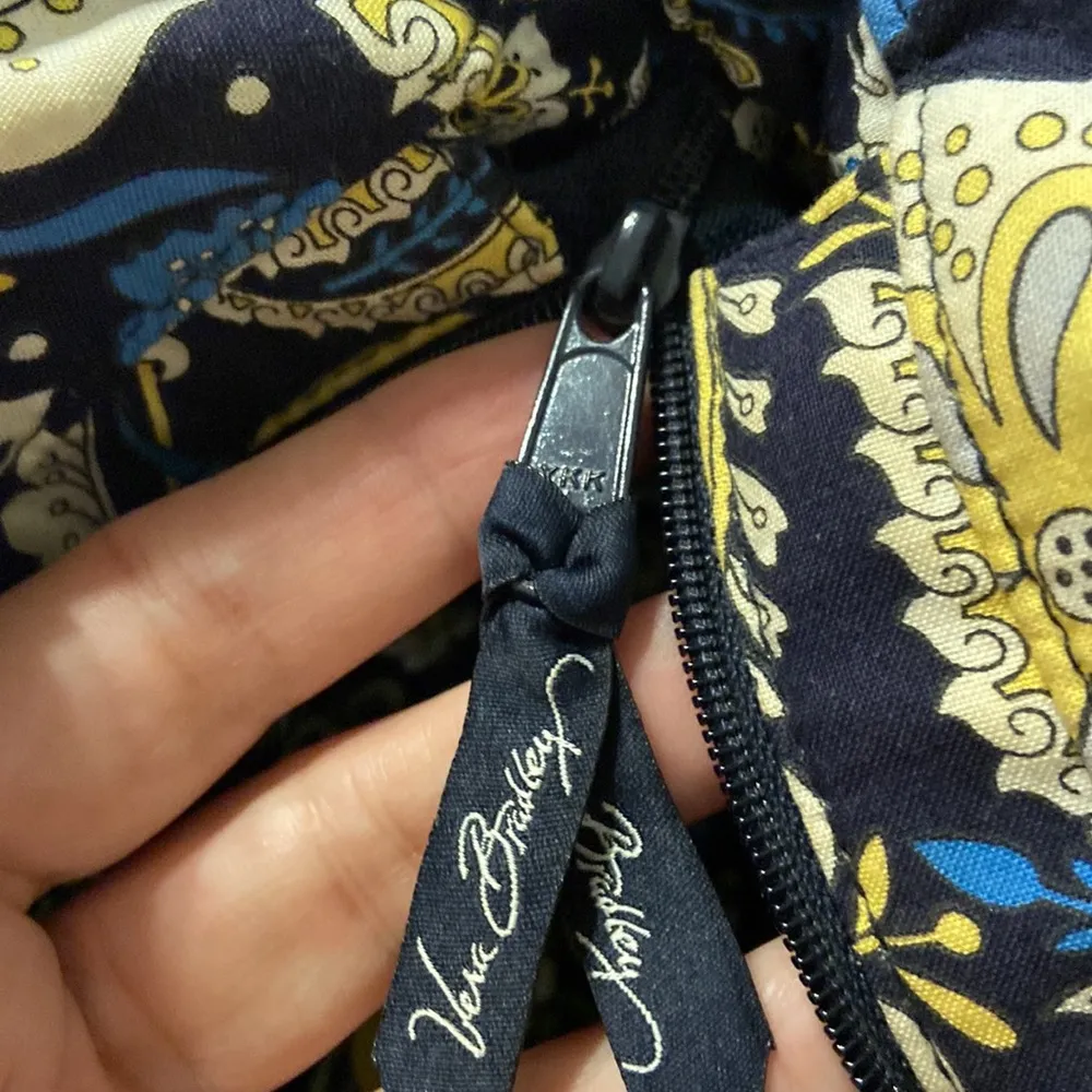 Vera Bradley Tote excellent condition no rips or stain or smell have zipper - Image 5