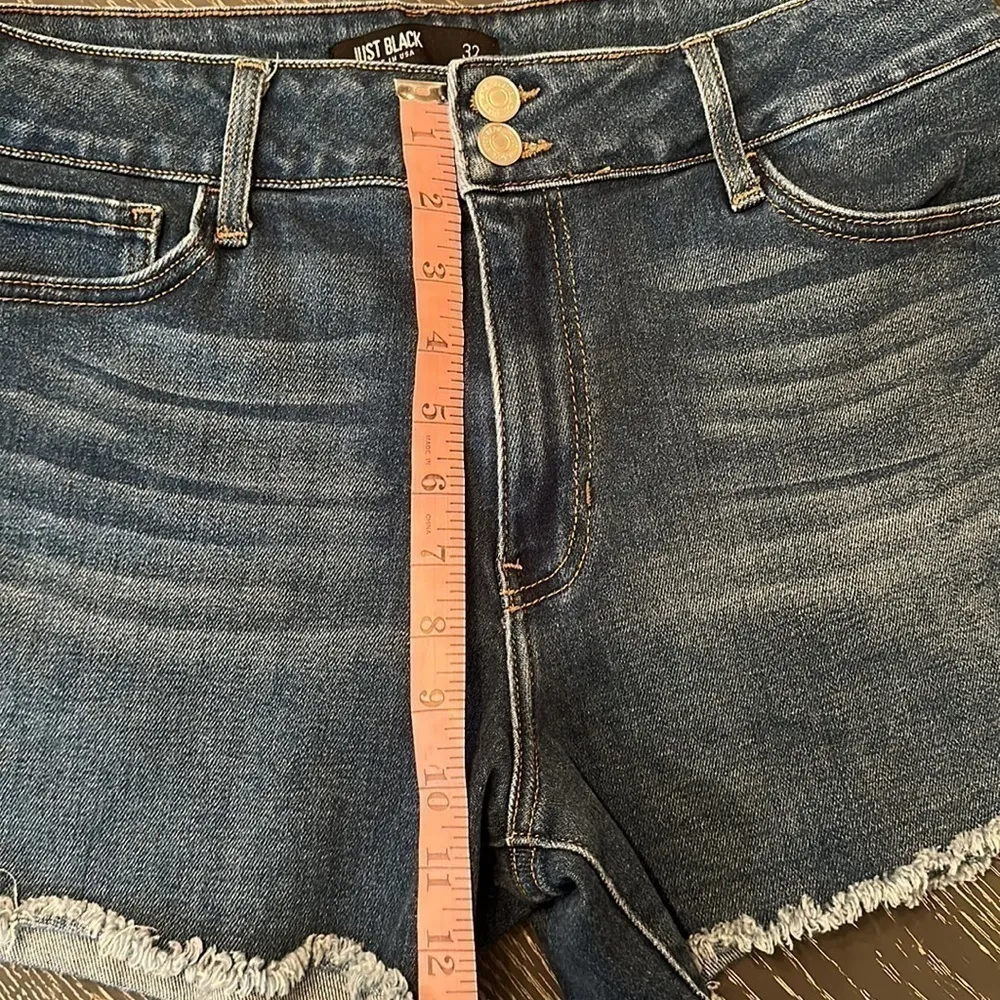 JUST Black Double Button Fray Shorts, size 32 - Image 4