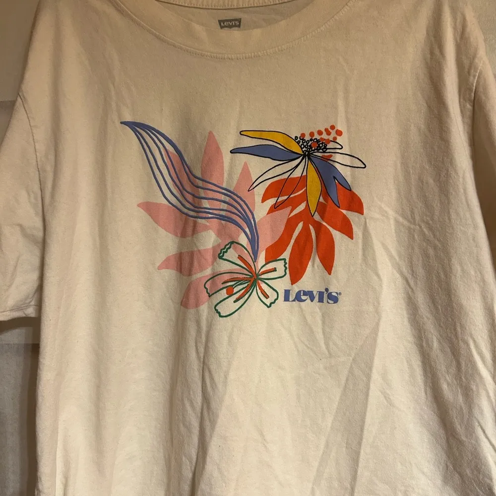Levi’s Flower T-Shirt - Image 4