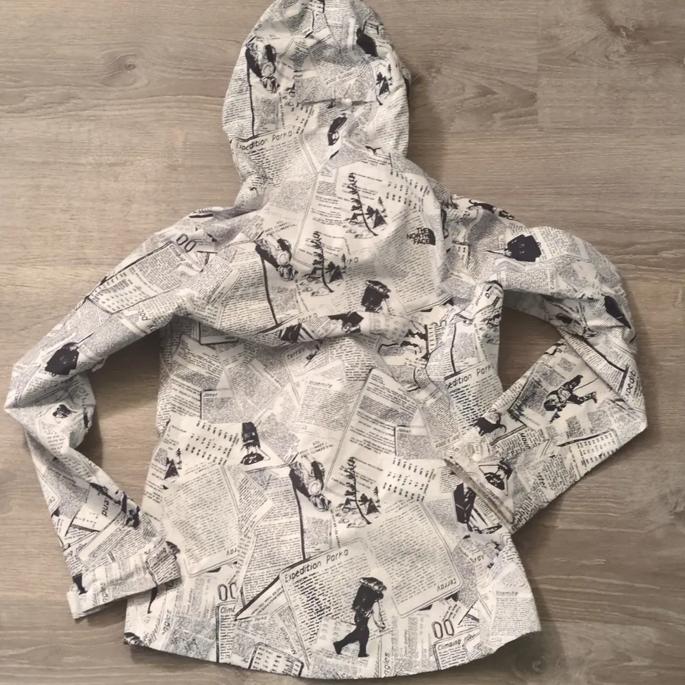 The North Face limited edition Berrien Jacket Newspaper Print Hooded size small - Image 6