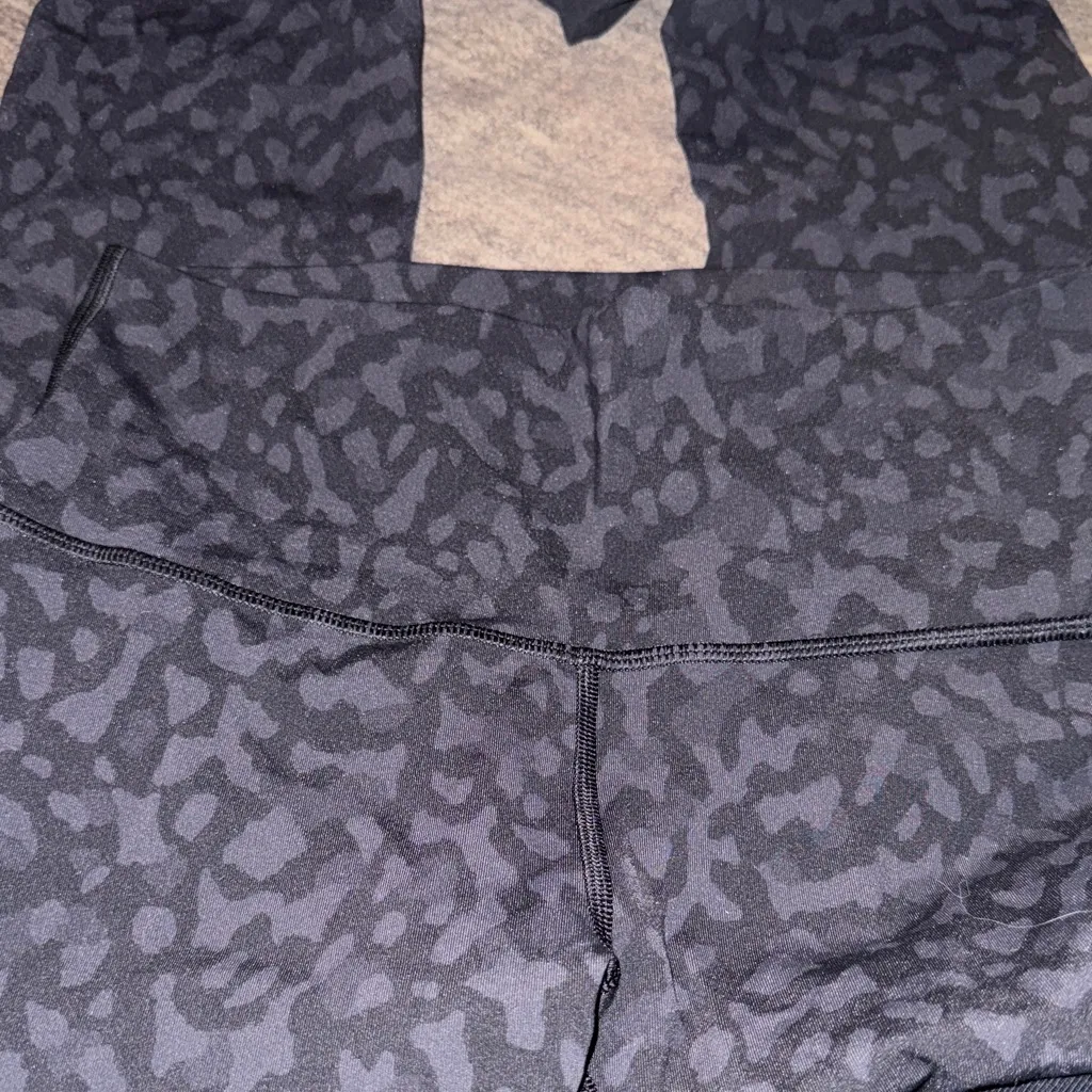 Lululemon Black and Gray Patterned Leggings - Image 3