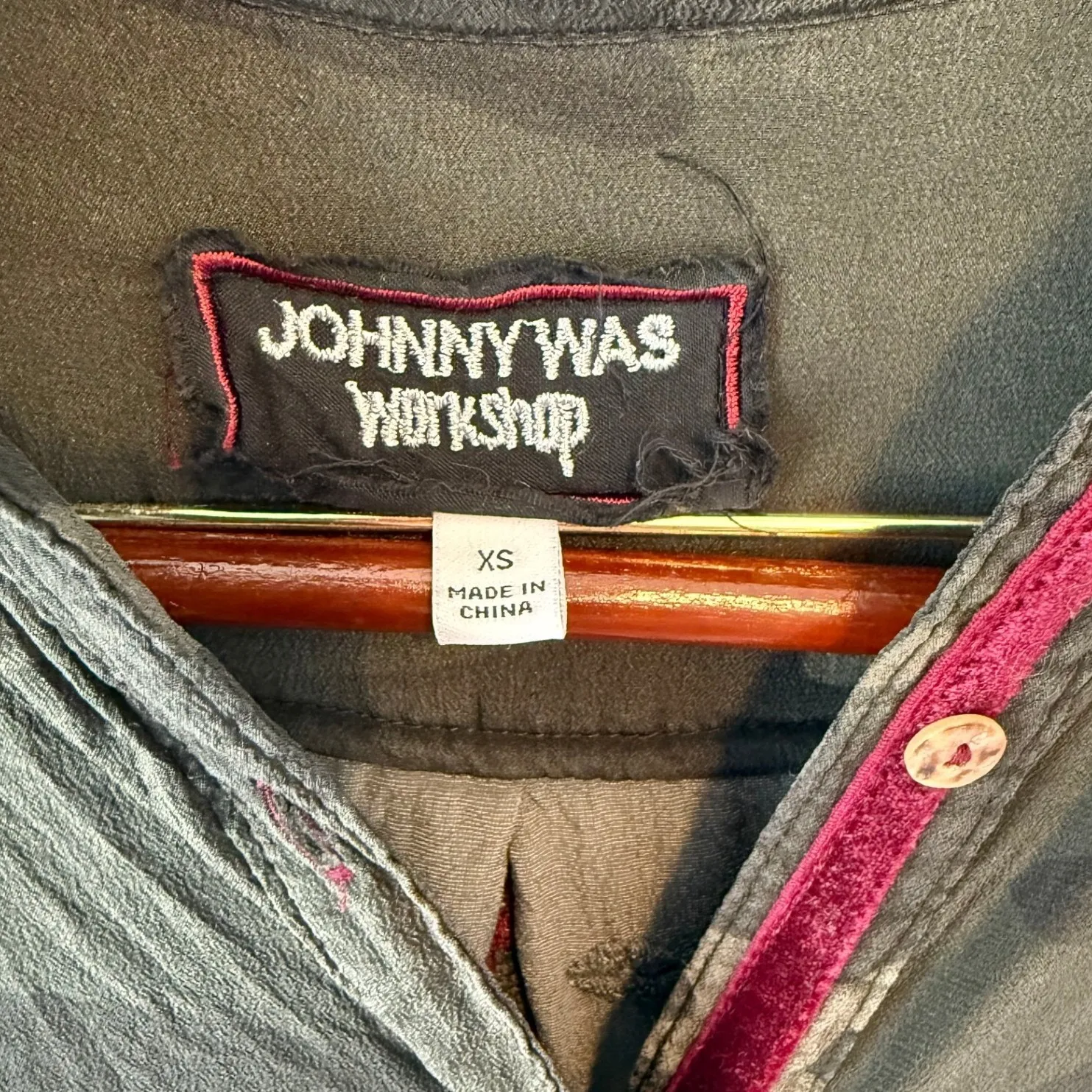 Johnny Was Workshop Camo Silk Button Down Embroidered Velvet Back Top Size XS Green - Image 8