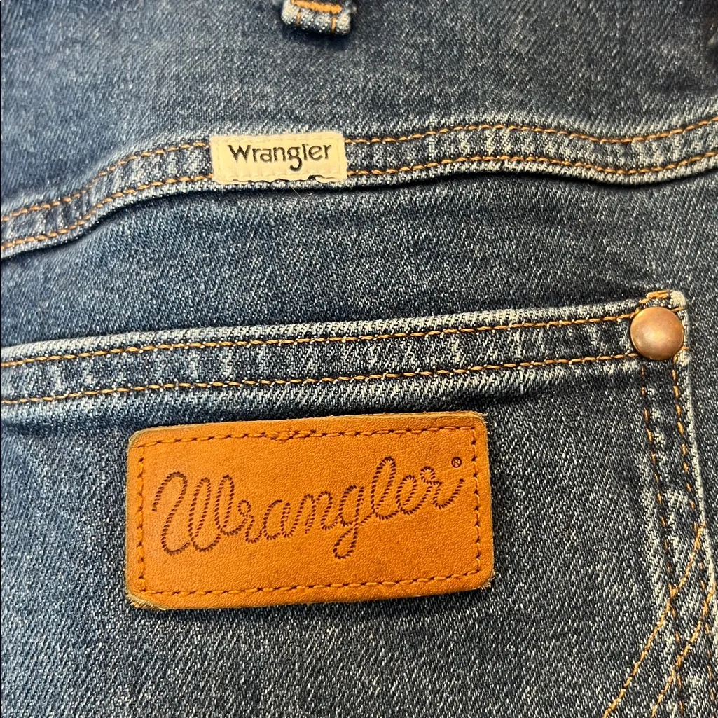 Wrangler Women's Classic Blue Flare Jeans size 28x34. In perfect condition! - Image 11