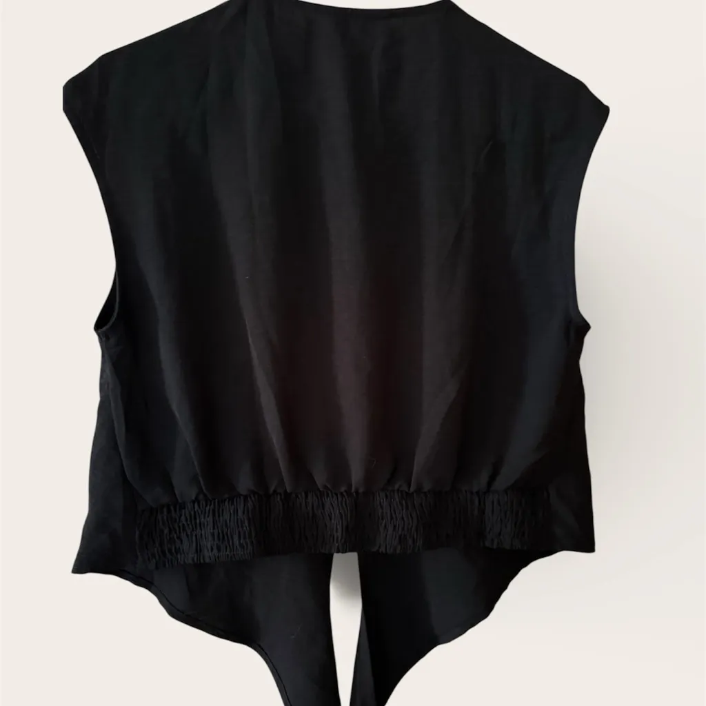 Chic Black Sleeveless V-Neck Tie-Front Blouse - Image 5