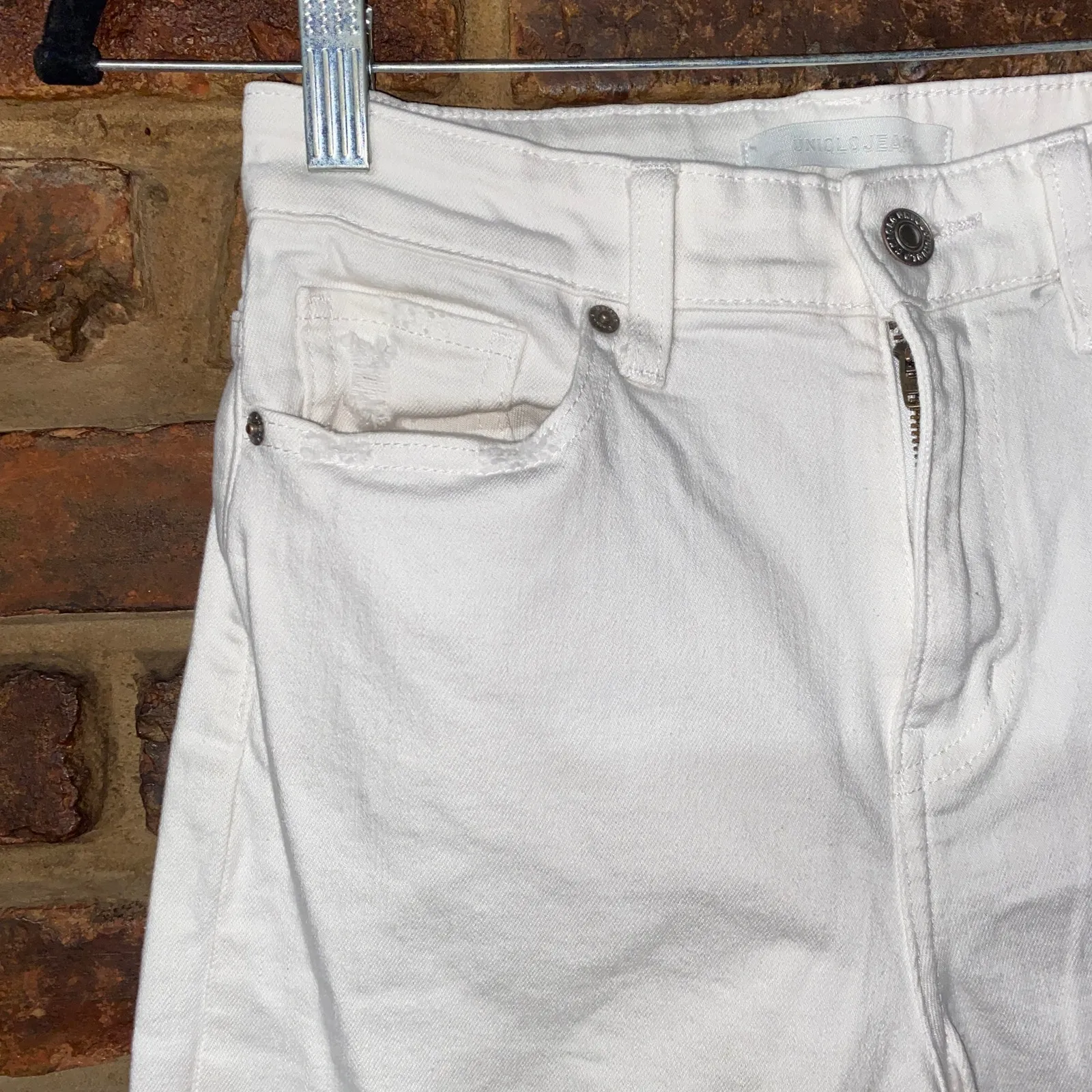 UniQlo White Wash Denim Wide Leg High Rise Raw Hem Cut-Off Jeans Women's Size 24 - Image 4