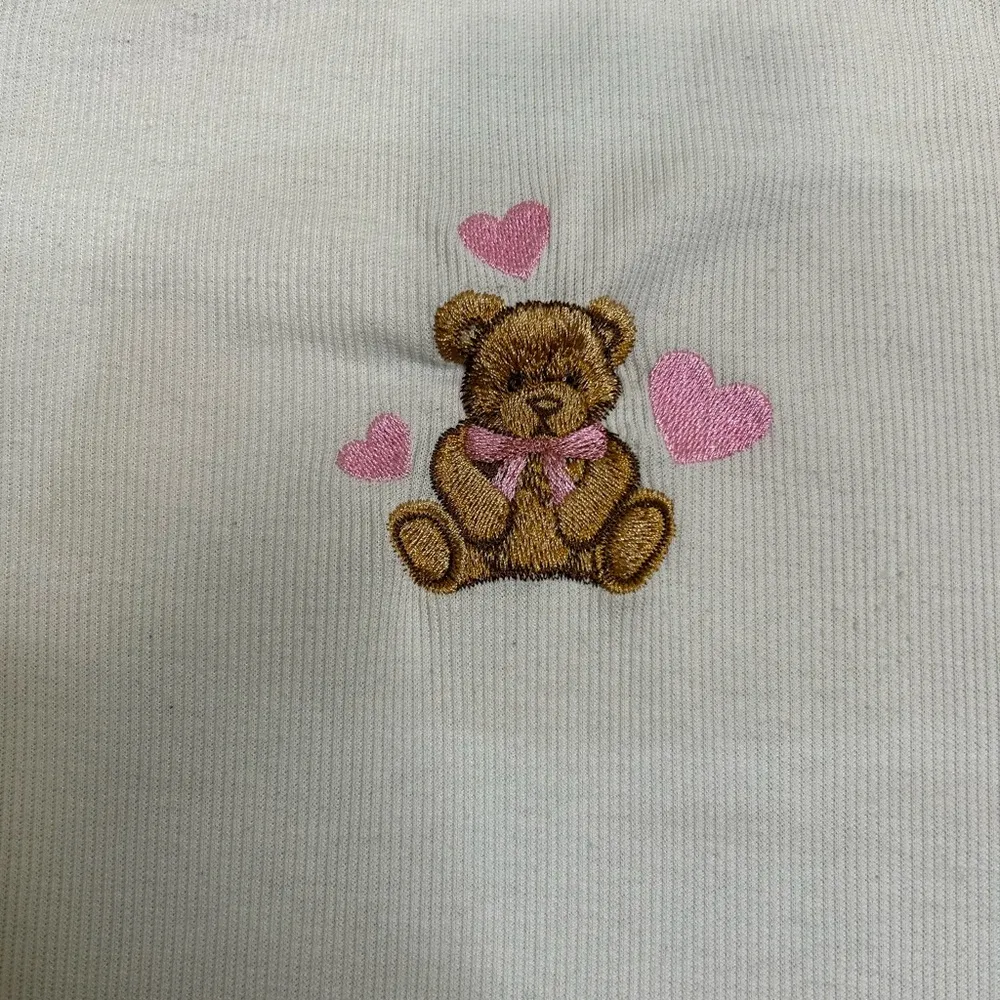 Riley & James Small White Ribbed Short Sleeve Embroidered Teddy Bear With Hearts - Image 2