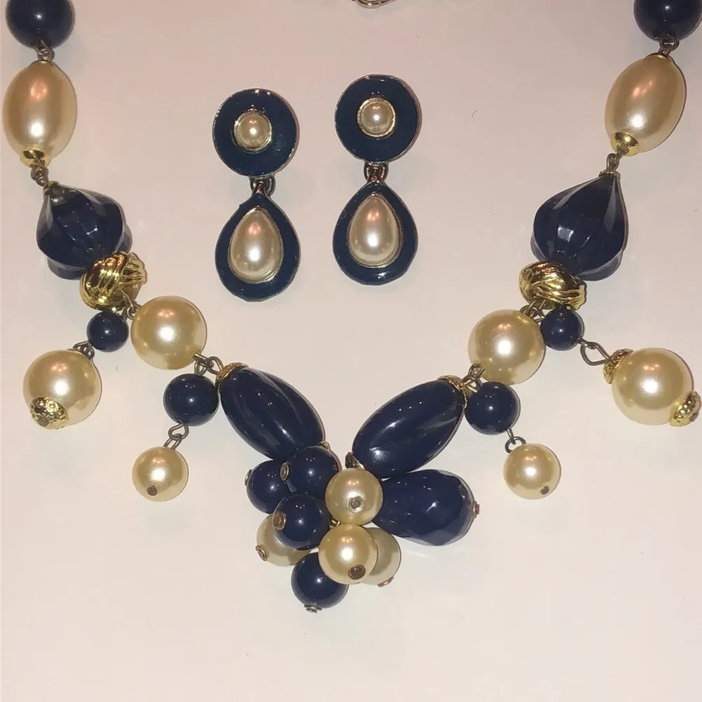 Vintage Chunky Navy Blue Gold Tone Faux Pearl Beaded Necklace Earrings Set - Image 3