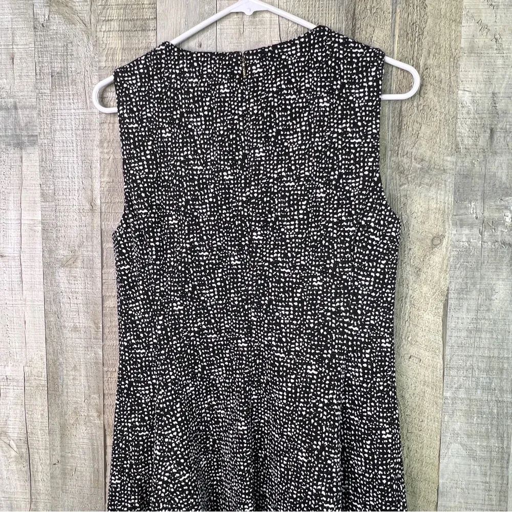 DKNY
Black & White Sleeveless Dress with Pockets Back Zipper Hook & Eye Closure - Image 7
