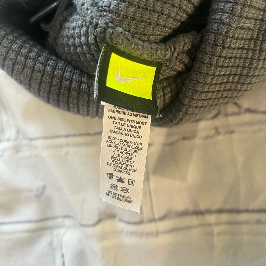 Nike Gray Knit Pom Beanie Winter Hat One Size Swoosh Logo Acrylic White - Image 7