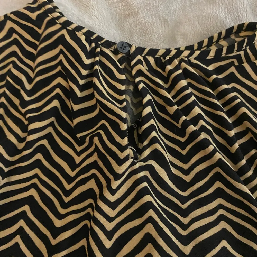 CHAPS- EUC Ladies Tank Blouse- stretch material- - Image 6