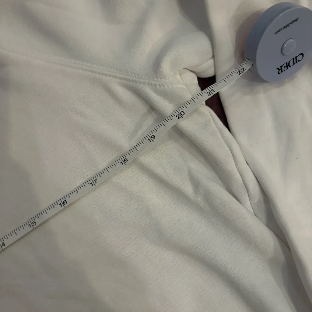 H&M White Crew Neck Oversized Women's Sweatshirt - Image 8