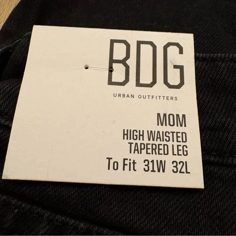 NWT BDG Black Straight Legged Mom Jeans Classic Distressed Style Womens 31 Waist - Image 4