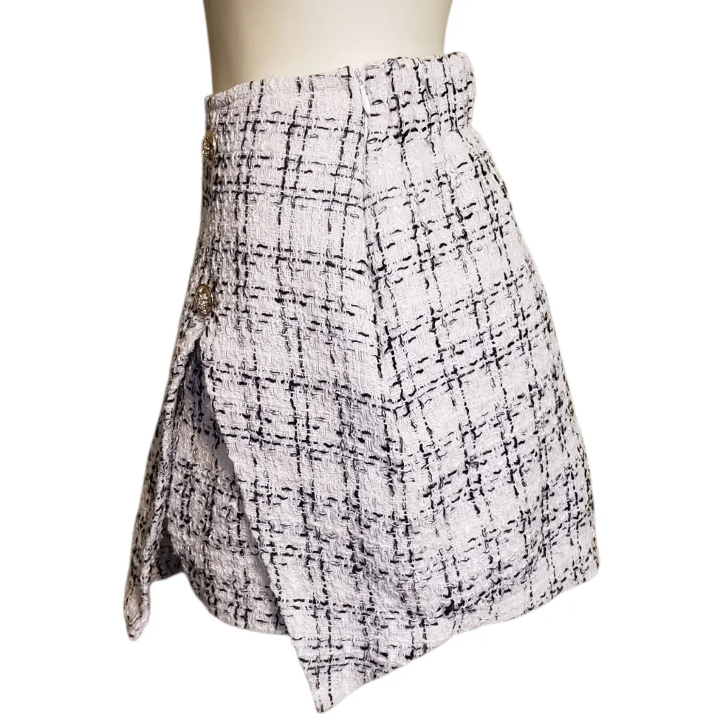 Black and white tweed plaid mini skirt with built in shorts approximate size XL - Image 3