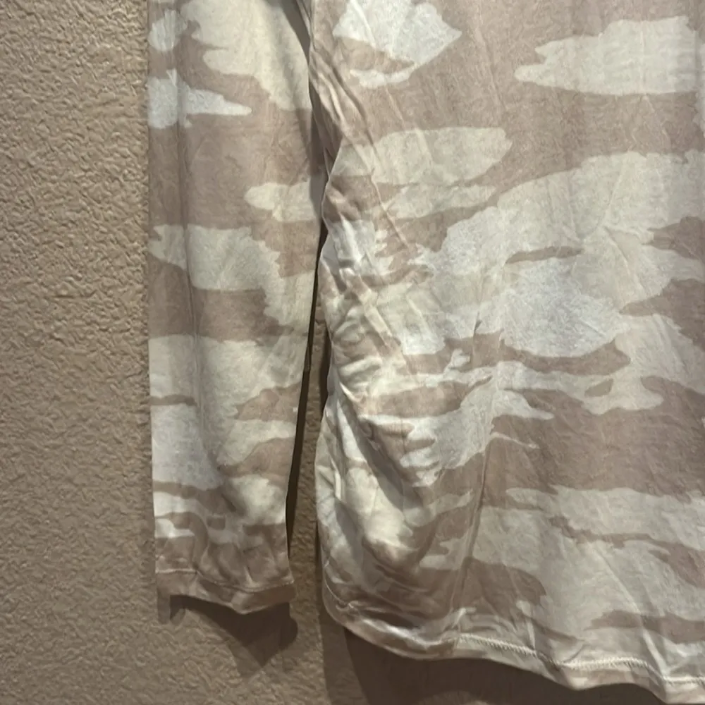 New Isabel Maternity Neutral Camouflage Top Shirt Size Medium - Image 6