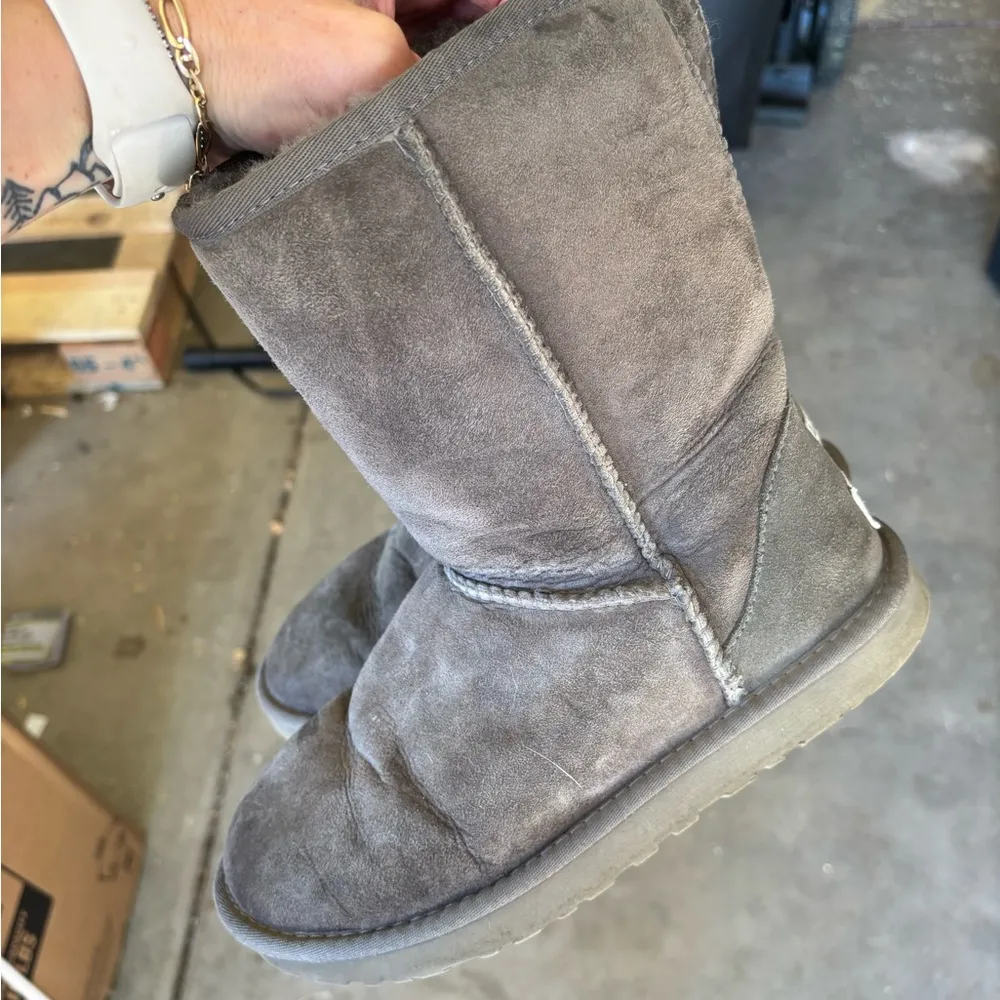 UGG women’s Gray classic short Boots Sz 7 - Image 3