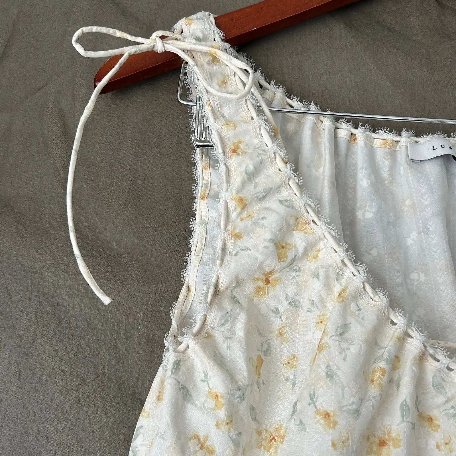 Lush White and Yellow Dainty Floral Cropped Tank Top Size Small - Image 2