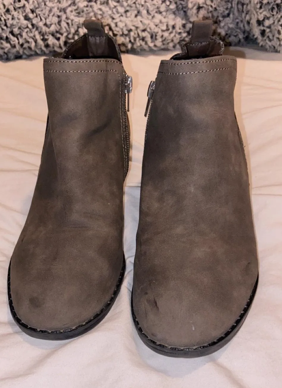 Bootie Heals Gray Size 9 - Image 2