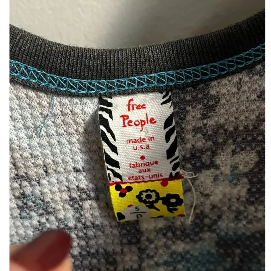 Rare Vintage Y2K Free People V Neck T-shirt Teal Grey White Flowers Women's sz S - Image 3