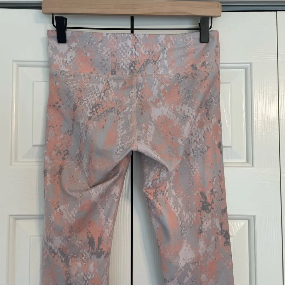 Alo Yoga Snake Print Airbrush Cropped Leggings Pastel Sz XS - Image 8
