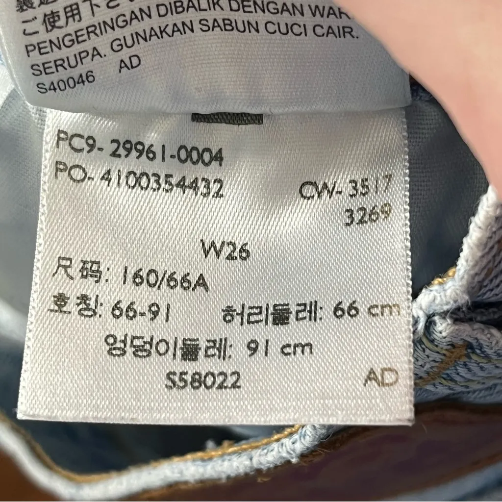 Levi’s 501 Distressed Denim Shorts Light Wash Raw Hem women’s  Size W26 - Image 9