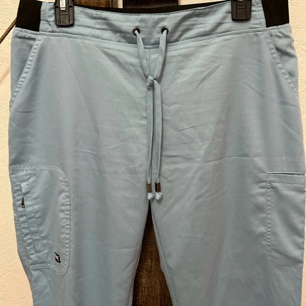 Grey’s Anatomy Mia mid-rise scrub pants in blue - Image 7