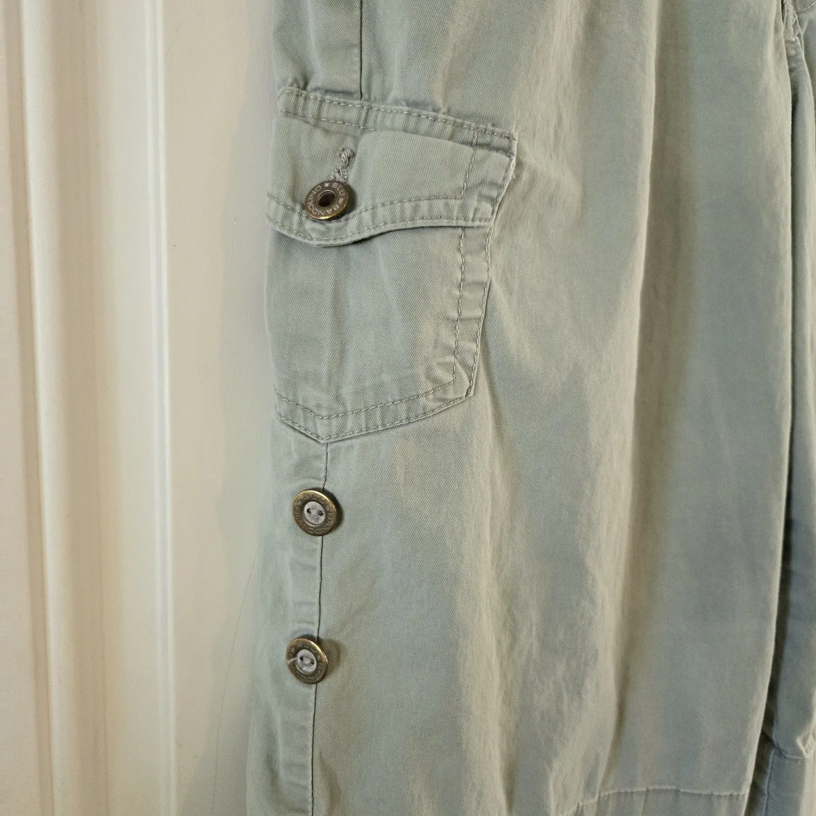 Bandolino Women’s Cargo Bermuda Shorts Sz 6 Green Button Side Roll Up Utility - Image 3