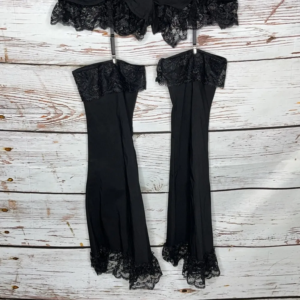 Widow x Dolls Kill NWT Size XXL Black Lace Trim Flare Leg Garter Shorts Pants - Image 4