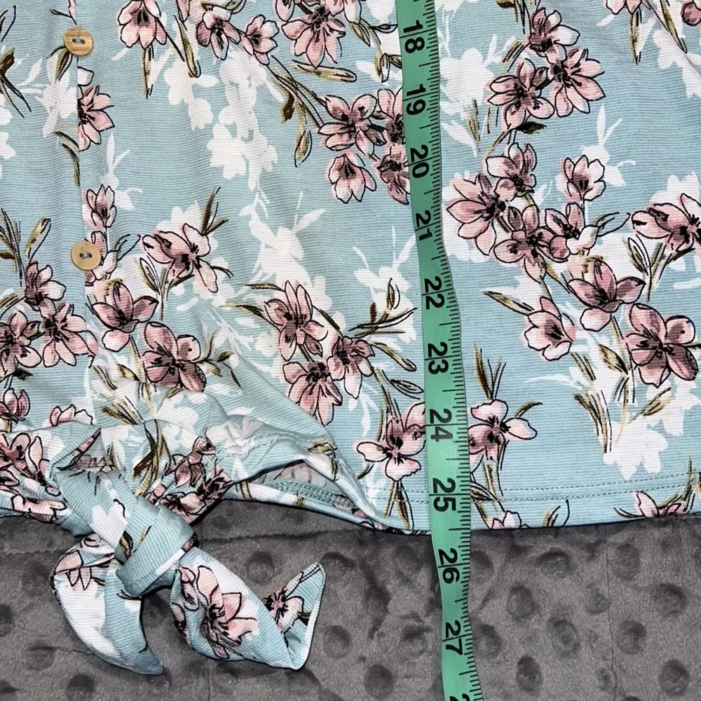 Late August 1X womens baby blue & pink floral print v-neck blouse Easter casual - Image 5