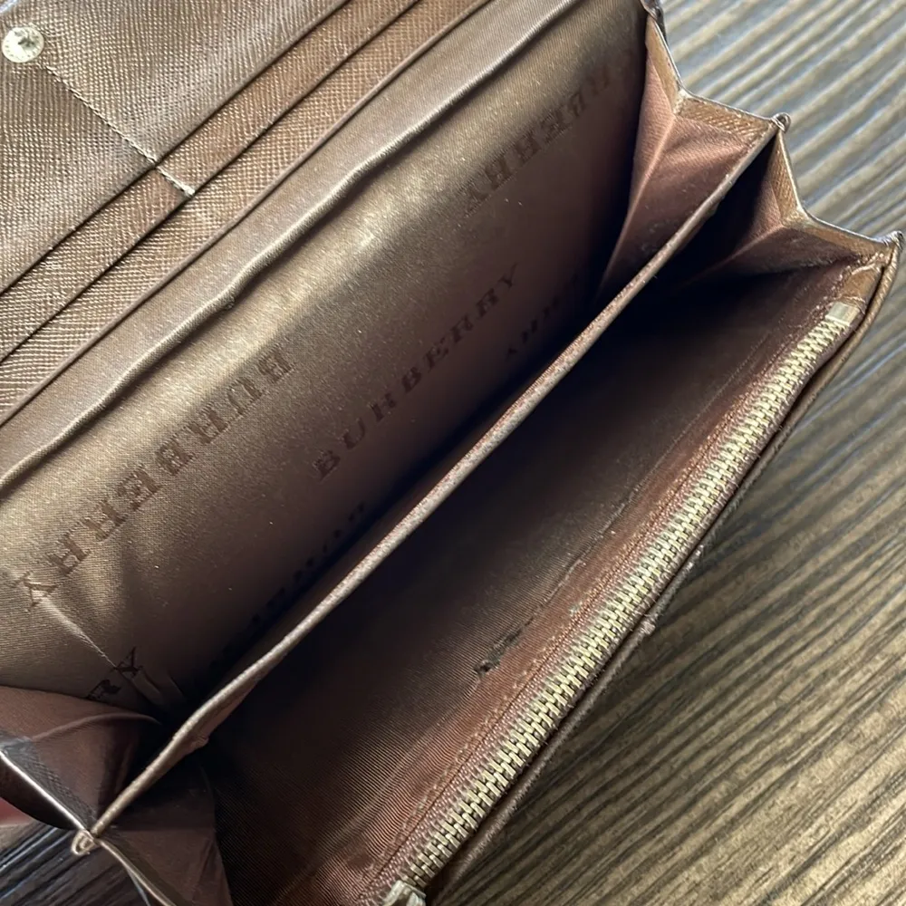 Burberry House Check Continental Wallet - Image 8