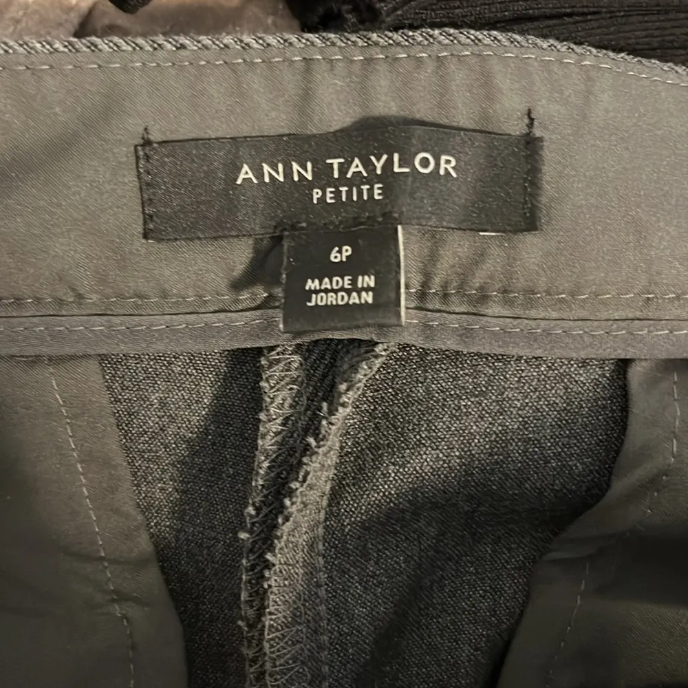 Ann Taylor dark grey pants in size 6 PETITE with side zip - Image 6