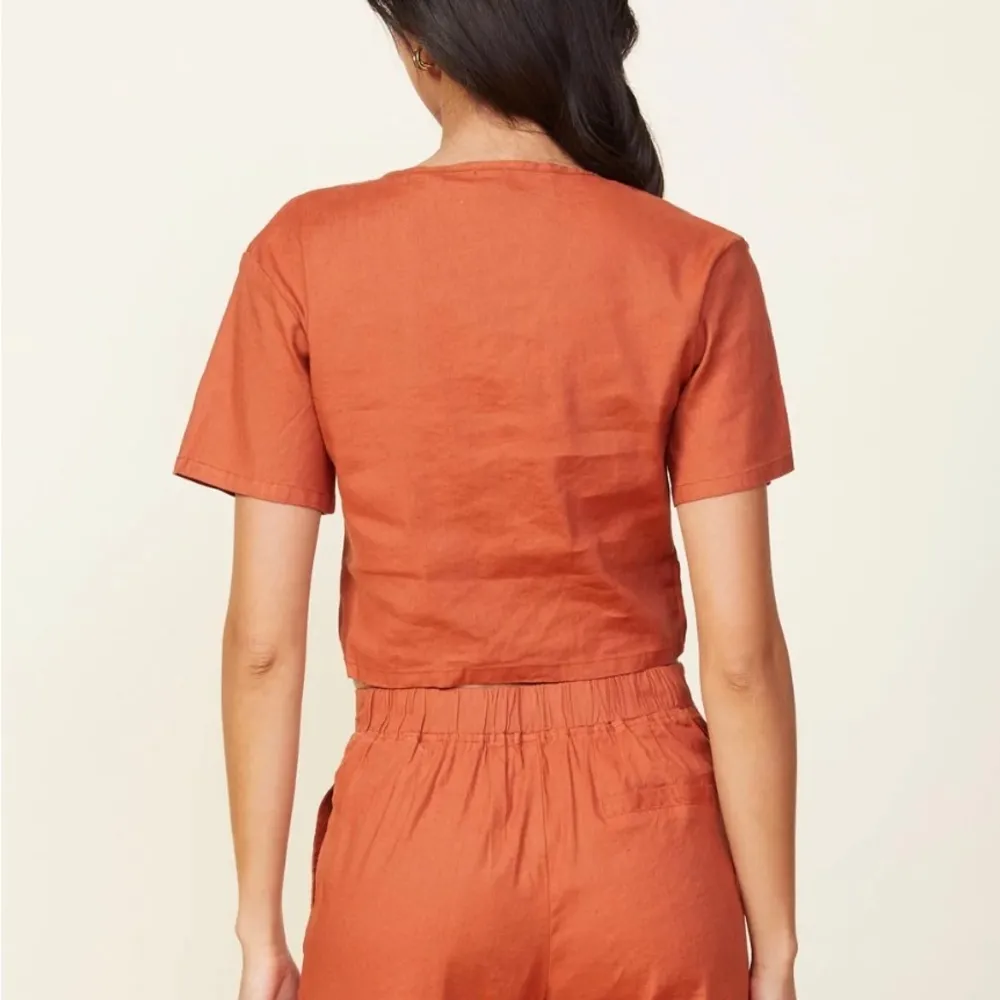 Monrow Linen Front Twist Top NEW Faded Rust Size Small Orange - Image 3