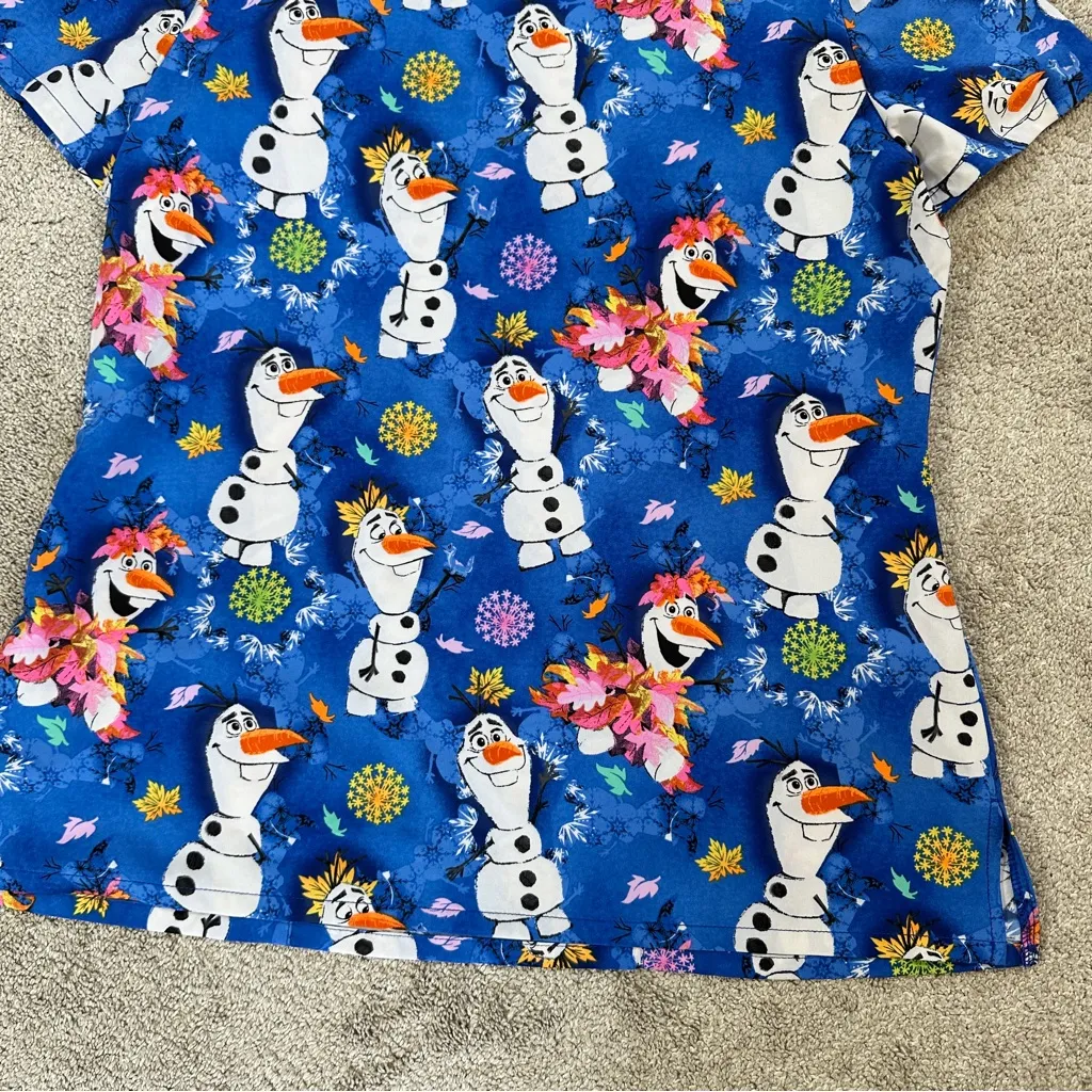 Disney's Women’s Frozen II Olaf Leaves Scrub Top Shirt Blue White Nurse Size M - Image 9