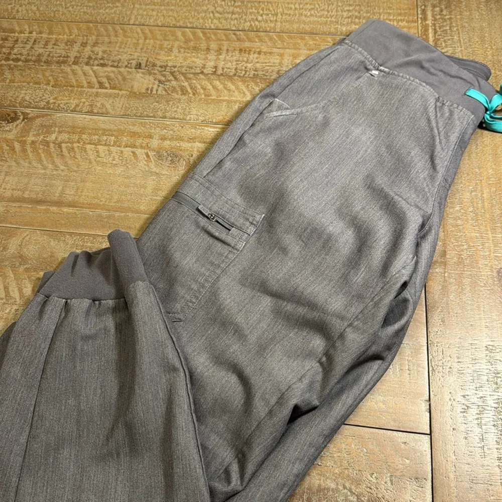 Figs technical collection scrub set graphite top size XS bottoms size S/P - Image 8