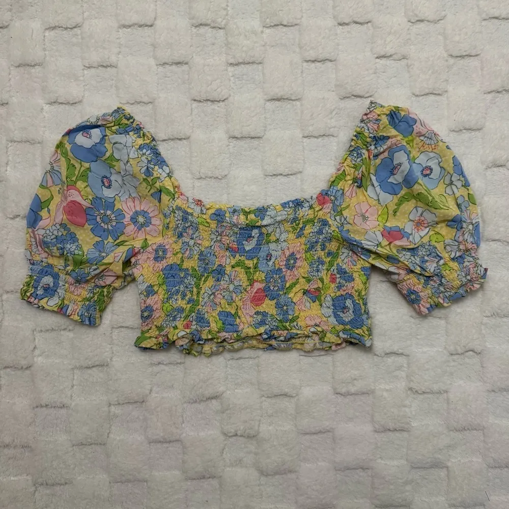 Chic Yellow Floral Adjustable Puff Shoulder Smocked Crop Top - Women’s Medium - Image 3