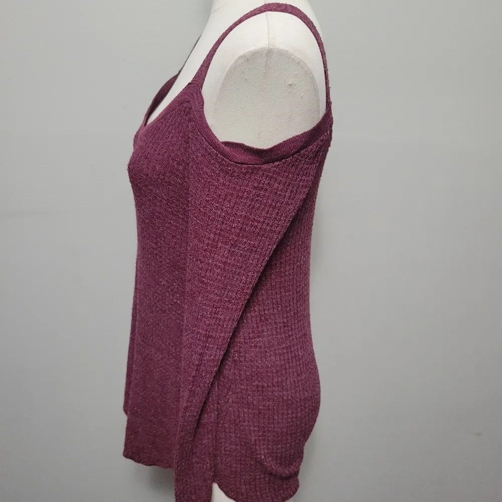 Daytrip cranberry waffle knit cold shoulder sweater size small - Image 5