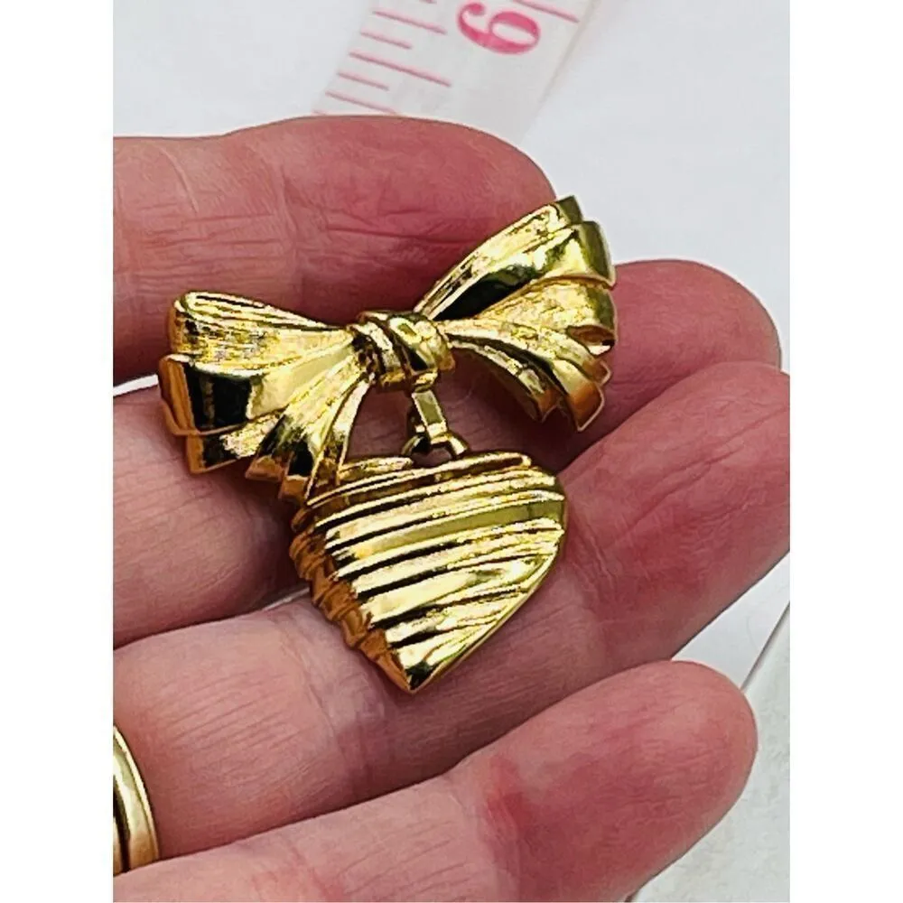 Bow and dangle heart brooch 1980’s Avon Gold - Image 7