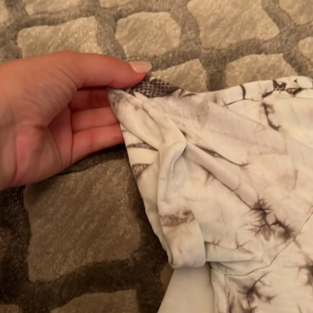 Alice + Olivia Black and White Tie Dye Shirt - Image 5