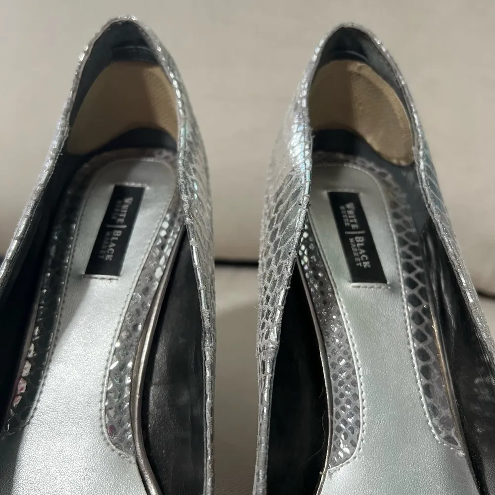 White House Black Market Heels 10 Women Stiletto Pumps Silver Shoes snake skin - Image 6