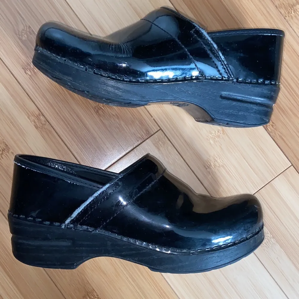 Dansko Women's  Patent Professional Clogs Black EU 38 US size 7.5 - Image 4