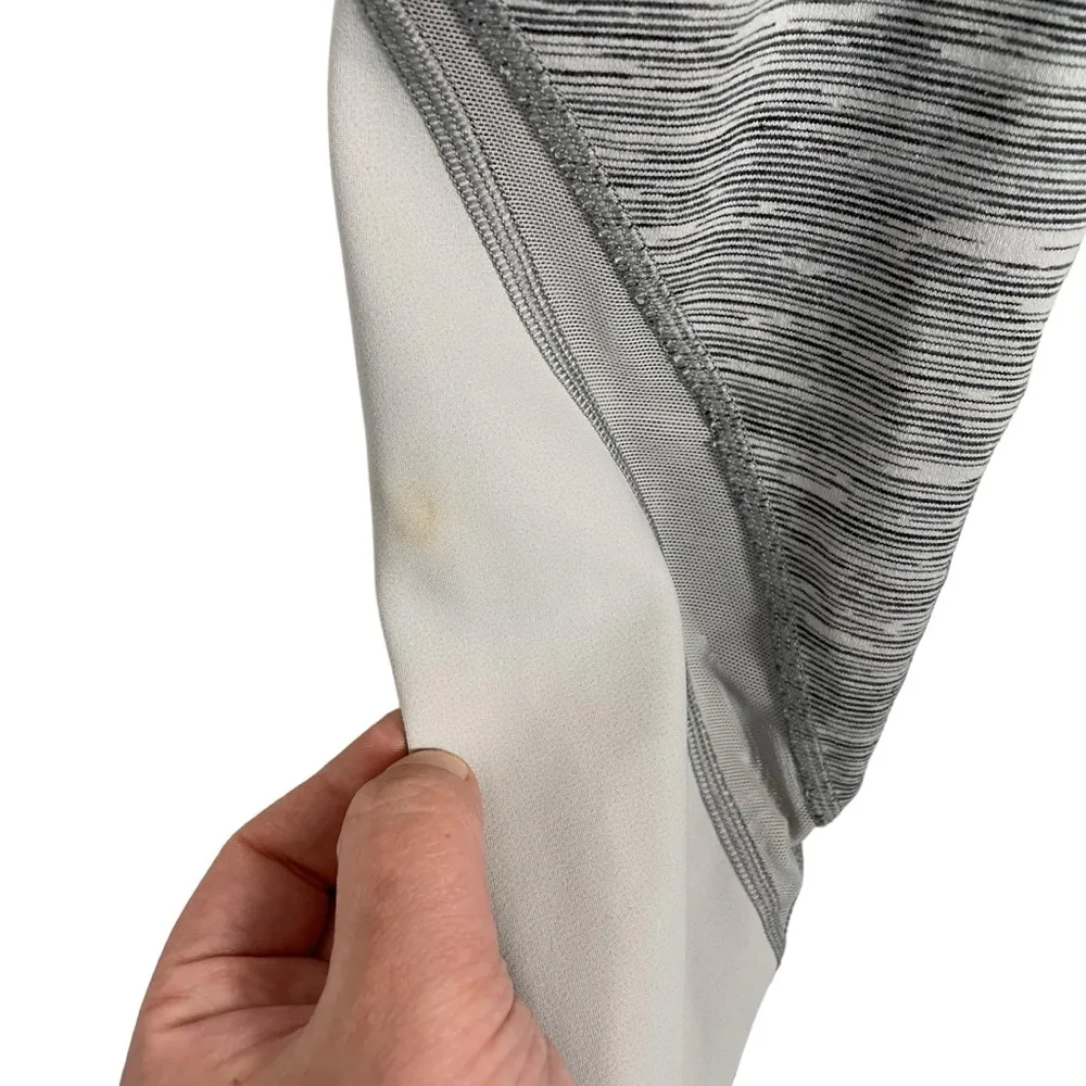 Lululemon High Rise Wunder Under Crop II Scallop in Grey/White Size 4/6 - Image 8