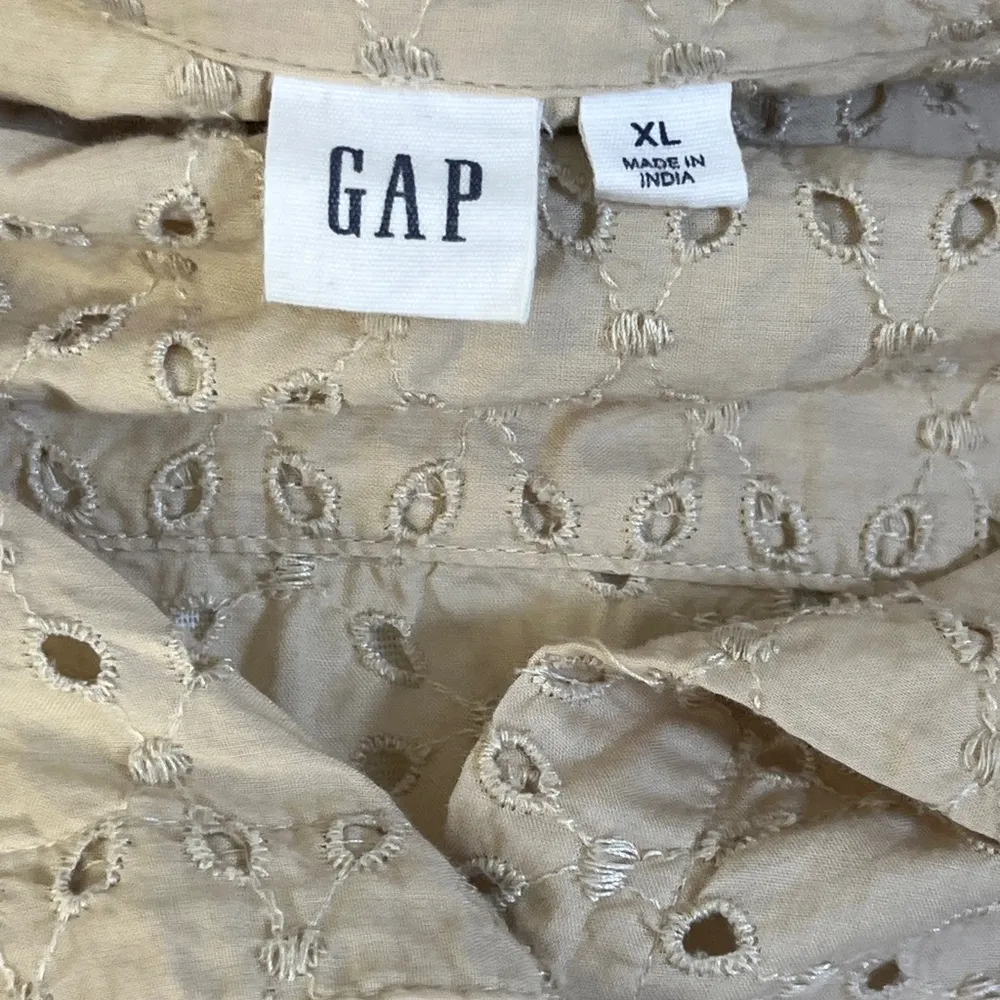 GAP Beige Eyelet Button Down Shirt XL Long Sleeve 100% Cotton Embroidered Top - Image 8