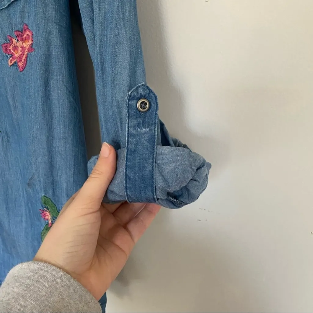 Standard Grace Embroidered Chambray Distressed Button Down Size Small Blue - Image 6