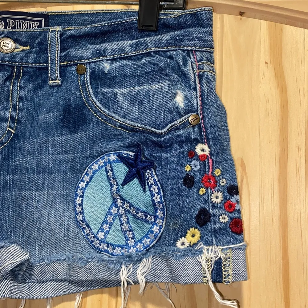 Pink By Victorias Secret Embellished Embroidered Denim Shorts 6 Y2K Boho Vintage - Image 4